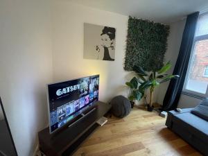 TV/trung tâm giải trí tại Appartement spacieux pour un séjour inoubliable