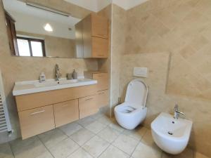 y baño con aseo y lavamanos. en Appartamento Sotto i Torricini, en Urbino