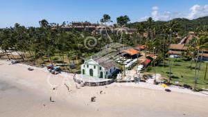 Eco Resort - Praia dos Carneiros في بريا دوس كارنيروس: اطلالة جوية على منزل على الشاطئ