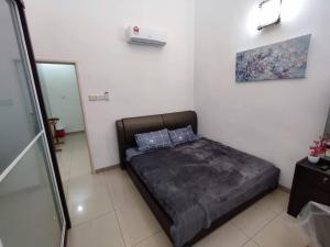 峇株巴辖Sayang-Sayang Homestay $CRAZY OFFER$ 4R2B的卧室位于客房的角落,配有一张床
