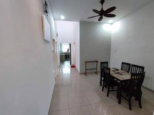 峇株巴辖Sayang-Sayang Homestay $CRAZY OFFER$ 4R2B的一间带桌椅和吊扇的用餐室