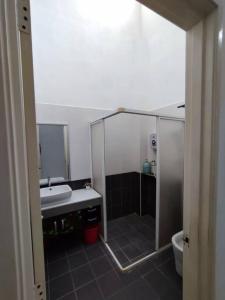 峇株巴辖Sayang-Sayang Homestay $CRAZY OFFER$ 4R2B的带淋浴、盥洗盆和卫生间的浴室 更多5张照片