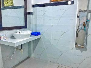 ein Bad mit einem Waschbecken und einem Spiegel in der Unterkunft Kashyapa Kingdom View Home in Sigiriya