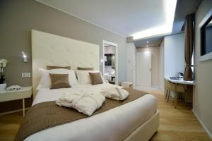 Postel nebo postele na pokoji v ubytování Eleìra Luxury Accomodations