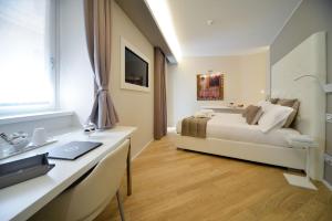 TV a/nebo společenská místnost v ubytování Eleìra Luxury Accomodations