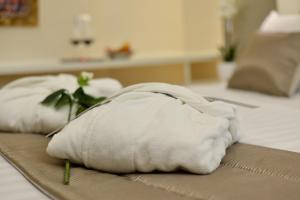 Postel nebo postele na pokoji v ubytování Eleìra Luxury Accomodations