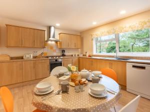 uma cozinha com mesa e cadeiras e uma sala de jantar em 5 Bed in Woodbridge 72724 em Woodbridge
