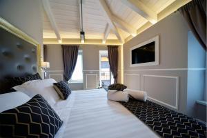 Postel nebo postele na pokoji v ubytování Eleìra Luxury Accomodations