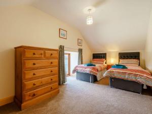 una camera con due letti e un comò di 3 Bed in Helmsley 72267 a Chop Gate