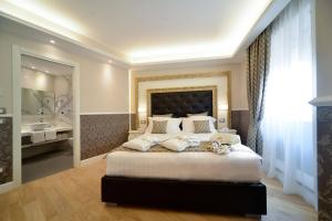 Postel nebo postele na pokoji v ubytování Eleìra Luxury Accomodations