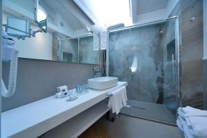 Koupelna v ubytování Eleìra Luxury Accomodations