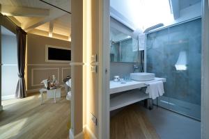 Koupelna v ubytování Eleìra Luxury Accomodations