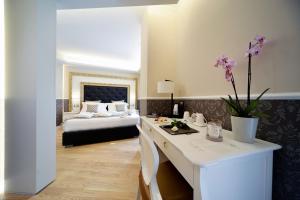 Postel nebo postele na pokoji v ubytování Eleìra Luxury Accomodations
