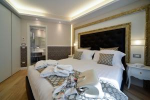 Postel nebo postele na pokoji v ubytování Eleìra Luxury Accomodations
