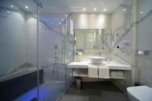 Koupelna v ubytování Eleìra Luxury Accomodations