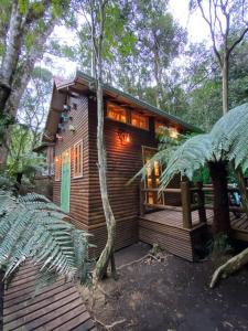 Cabana Lara, com lareira e muito estilo.室外花園