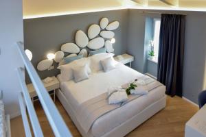 Postel nebo postele na pokoji v ubytování Eleìra Luxury Accomodations