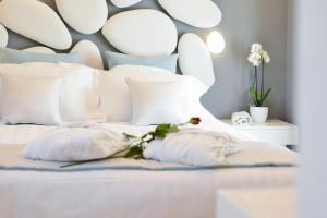 Postel nebo postele na pokoji v ubytování Eleìra Luxury Accomodations