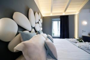 Postel nebo postele na pokoji v ubytování Eleìra Luxury Accomodations