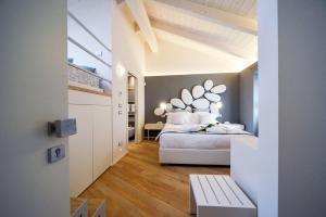 Postel nebo postele na pokoji v ubytování Eleìra Luxury Accomodations