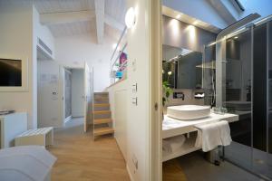 Koupelna v ubytování Eleìra Luxury Accomodations + 37 fotografií