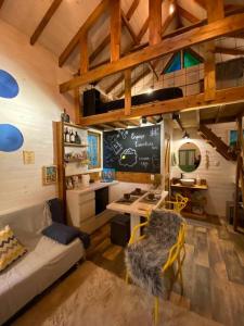 Cabana Lara, com lareira e muito estilo.電視和／或娛樂中心
