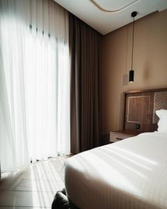 City Hotel by Waves客房内的一张或多张床位