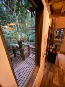 Cabana Lara, com lareira e muito estilo.室外花園