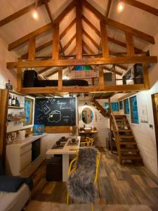 Cabana Lara, com lareira e muito estilo.休息區