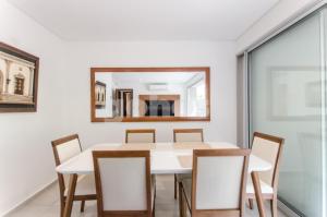 Un restaurante o sitio para comer en Luxurious House With Two Bedrooms Magnificent Views Villa Morra