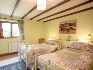 two beds in a bedroom with yellow walls at 3 bed in South Creake KT099 in South Creake