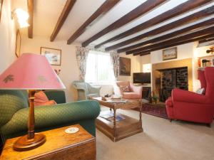 a living room with a couch and a fireplace at 2 Bed in Osmotherley G0172 in Osmotherley