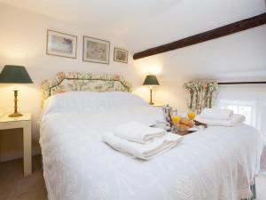 sypialnia z białym łóżkiem i ręcznikami w obiekcie 2 Bed in Osmotherley G0172 w mieście Osmotherley