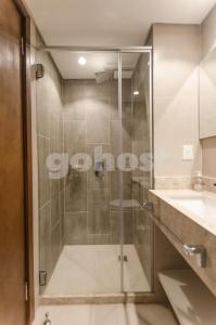 y baño con ducha de cristal y lavabo. en Luxurious House With Two Bedrooms Magnificent Views Villa Morra, en Asunción
