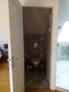 uma casa de banho com WC num quarto em Ferme de la NOE 