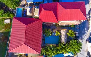 una vista aérea de un edificio con techos rojos en Tropical Palace Hotel en San Pedro