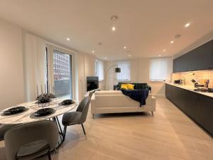 倫敦的住宿－Glitz and Luxury，带沙发和桌子的大客厅