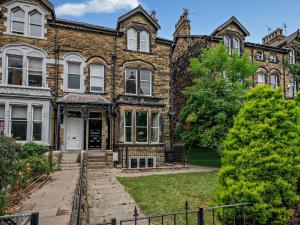 an old brick house with a front yard at 1 Bed in Harrogate HH055 in Harrogate
