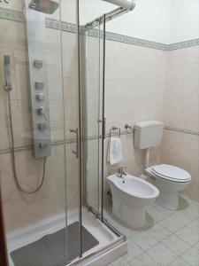 a bathroom with a shower and a toilet at Palermho in Palermo