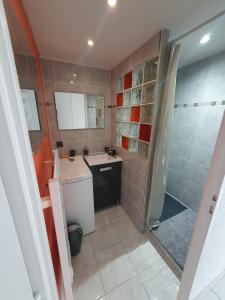 ein kleines Bad mit einem Waschbecken und einer Dusche in der Unterkunft Appartement "Le Grand Bleu" - A deux pas de la côte sauvage - 4 pers in Les Sables-dʼOlonne