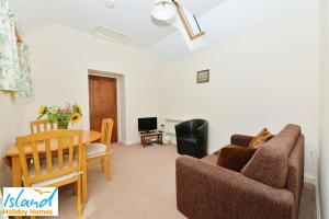 sala de estar con sofá y mesa en Willows, en Calbourne