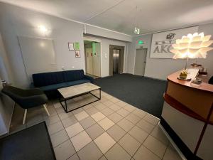 una sala de estar con un sofá y una mesa en Hotel Akor, en Bydgoszcz