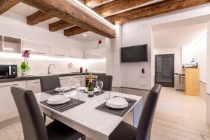 uma cozinha e sala de jantar com mesa e cadeiras em Ca' Superba em Veneza