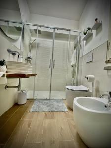 La salle de bains est pourvue d'une douche, de toilettes et d'un lavabo. dans l'établissement Civico 31, à Verceil