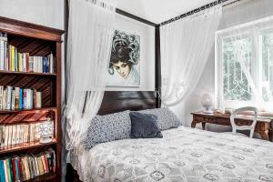 Posteľ alebo postele v izbe v ubytovaní GOCCE VILLAS - Villa Partenope Spectacular Sea View