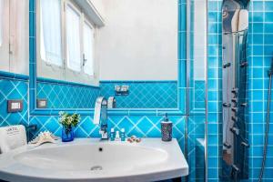 Kúpeľňa v ubytovaní GOCCE VILLAS - Villa Partenope Spectacular Sea View + 6 fotografií
