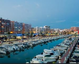 einen Yachthafen mit Booten im Wasser und in Gebäuden in der Unterkunft La Casita del Tío in Santa Pola