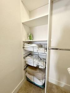 a closet filled with towels and a refrigerator at MDR Studio Apartment Luxury pool, gym, parking, jacuzzi. in Los Angeles