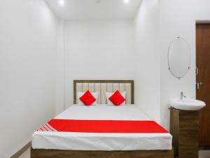 מיטה או מיטות בחדר ב-OYO Flagship Hotel Rahul Service Appartment 2