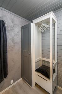 um closet com uma porta num quarto em Refsnes Overnatting, Hus Gunti 